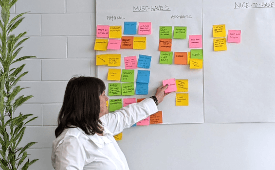 Rebeccah Pailes-Friedman works with post-its for smart dog harness